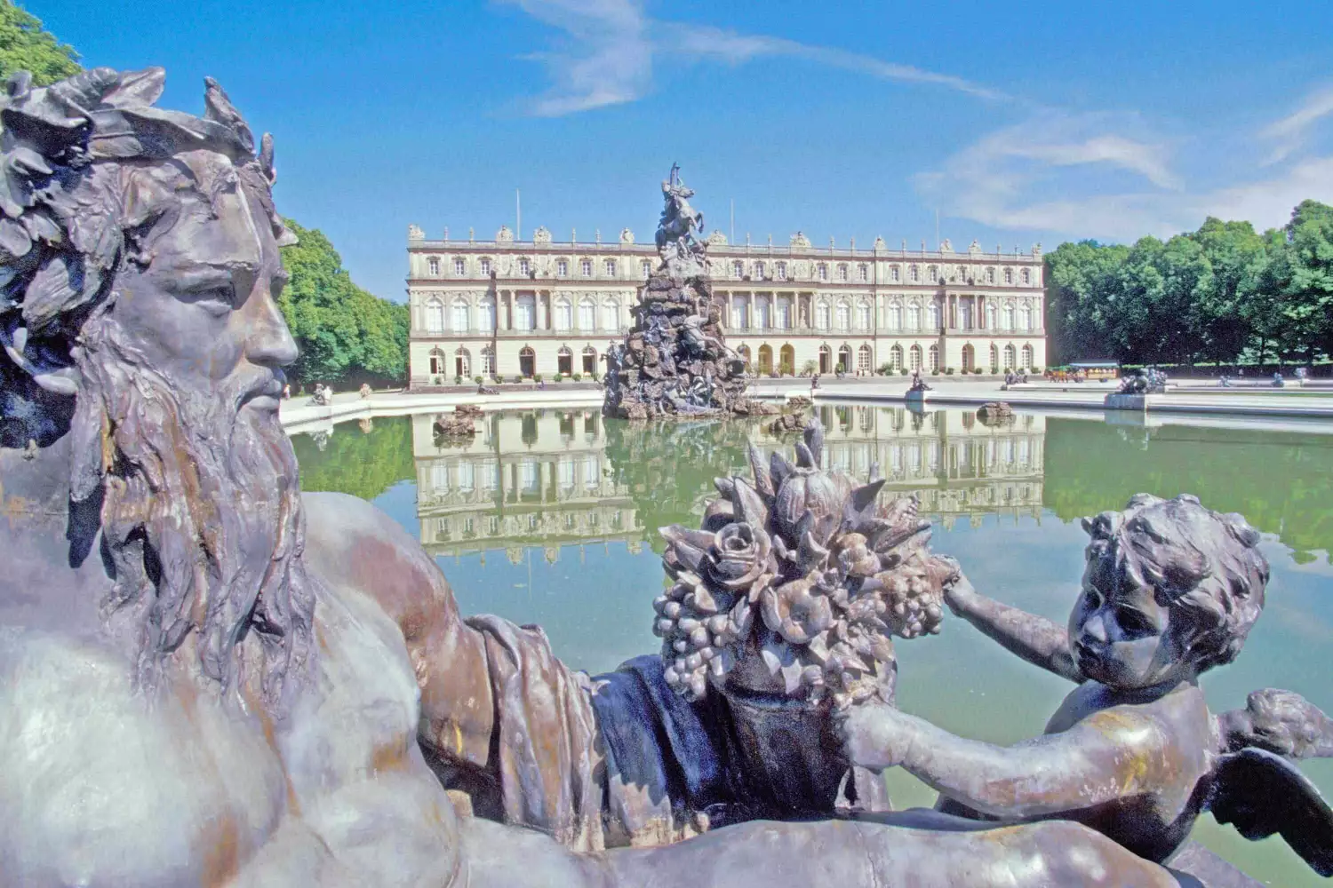 Prunkschloss mit Schlossgarten und Wasserspielen