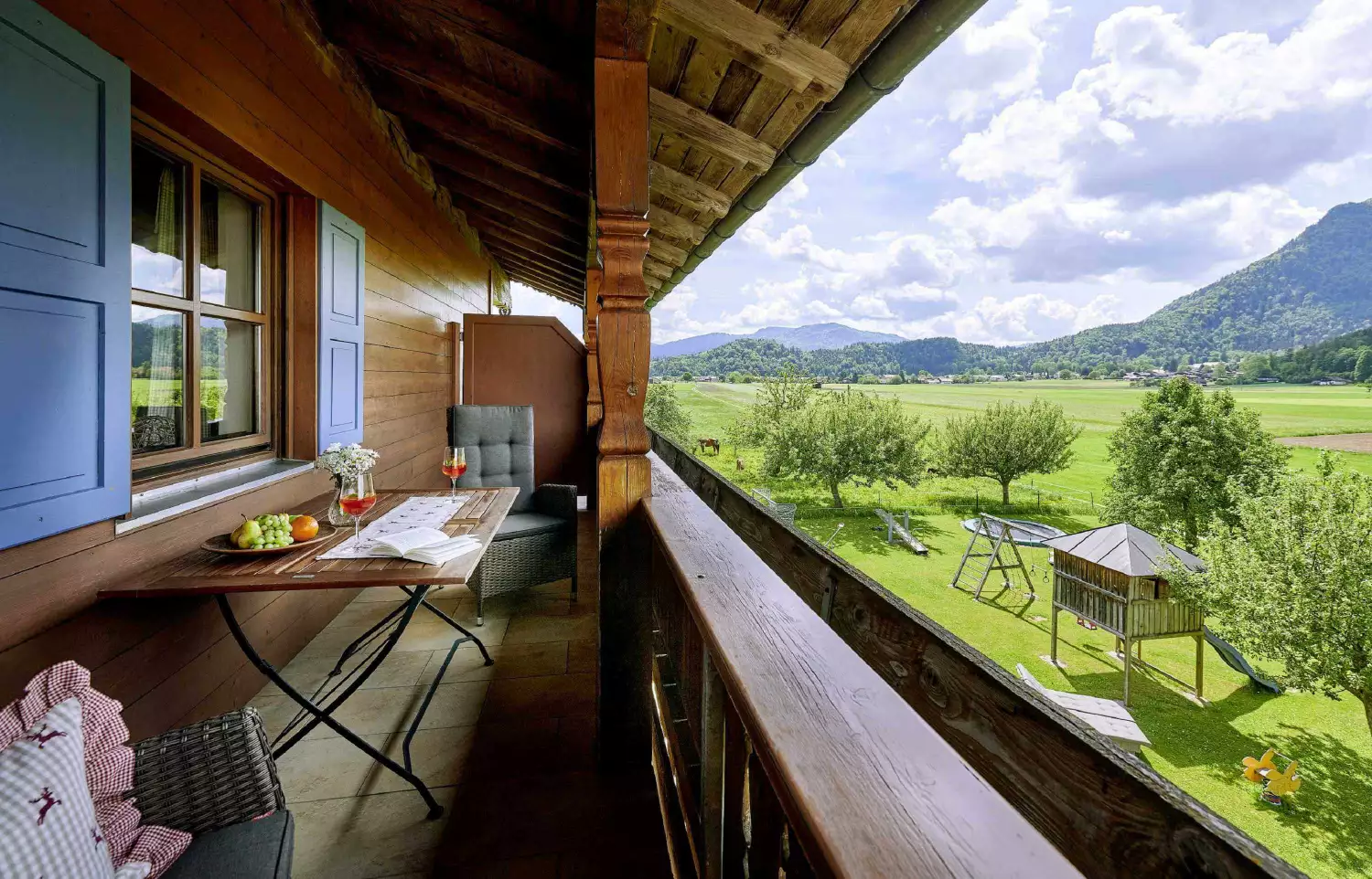 Ferienwohnungen mit Balkon und Bergblick