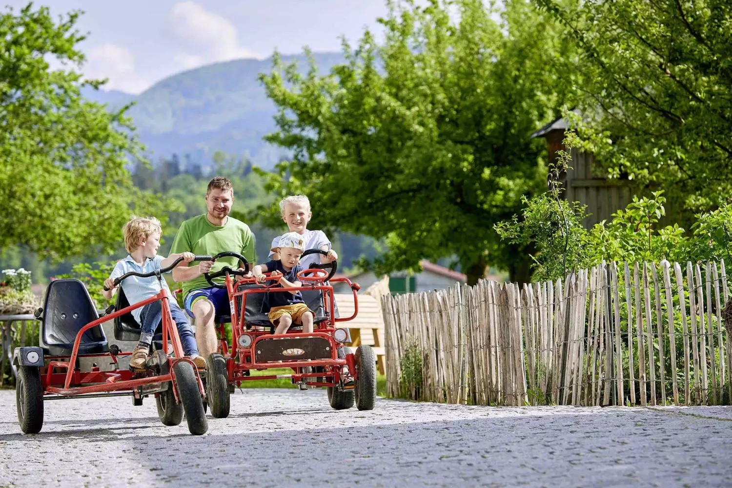 Kinderspielplatz und Kinder-Fuhrpark am Zacherlhof