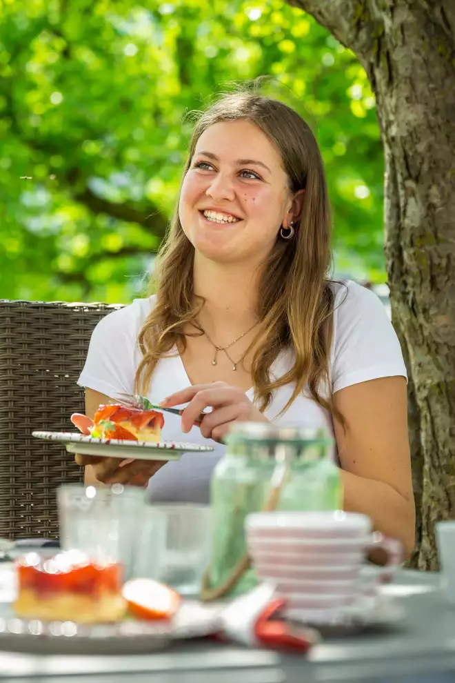 Kaffee und Kuchen unterm Obstbaum genießen